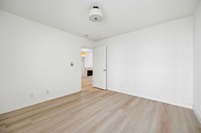 Building Photo - Hip Condo Apt. in the Mission+ Great Walkability+ Laundry in the building!