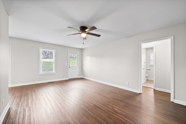 Building Photo - Pet Friendly Three Bedroom!