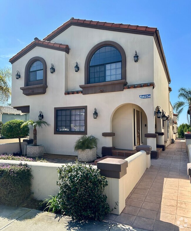 Building Photo - Fabulous Detached Townhouse with an Ocean ...