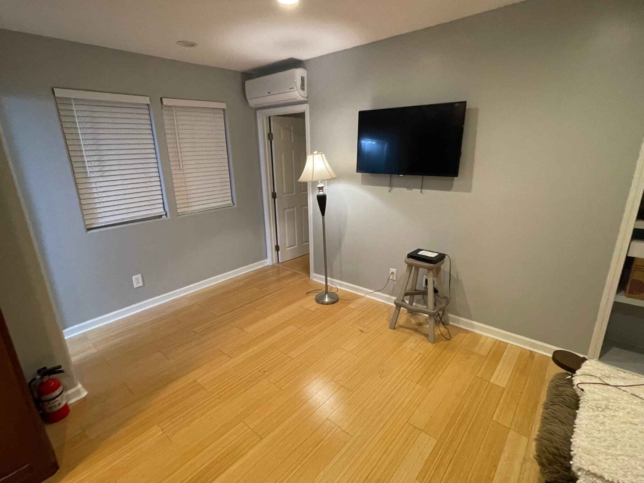 Family room A - 4844 Daisy St
