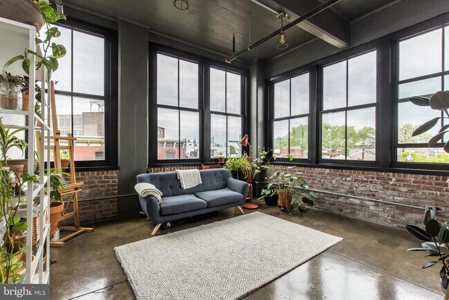 Building Photo - 1701 Tulip St