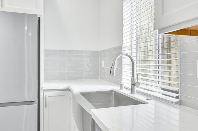 Building Photo - 2 bedroom / 1 bath | Midtown Duplex Available Now