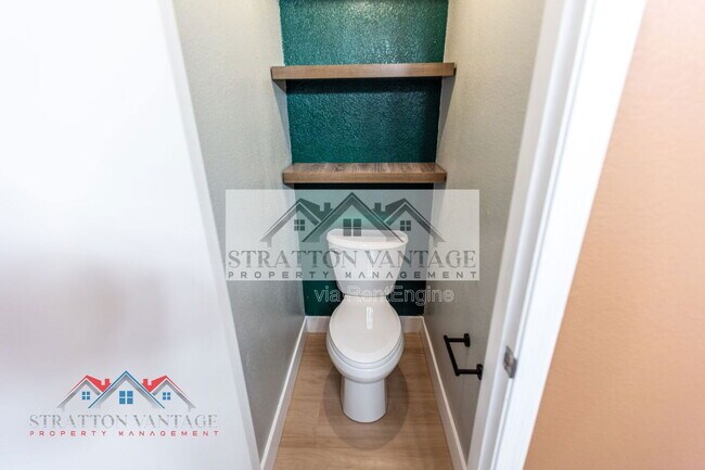 Building Photo - 1131 E Ferrara St