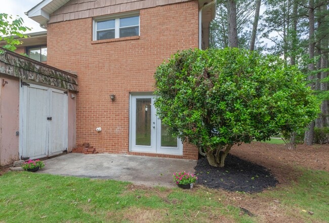 Building Photo - Charming 2-Bedroom, 1.5-Bath Townhouse in ...