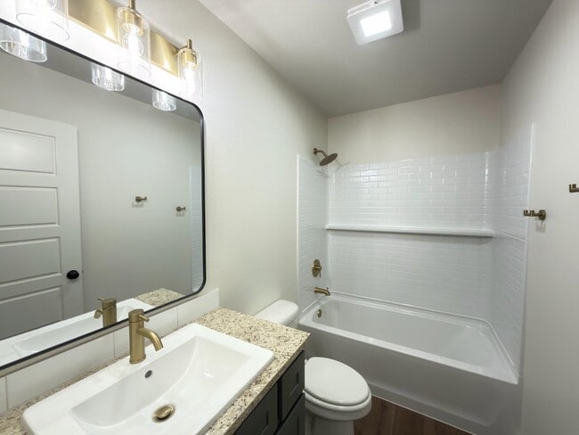 Building Photo - 2511 Kenwood Ave