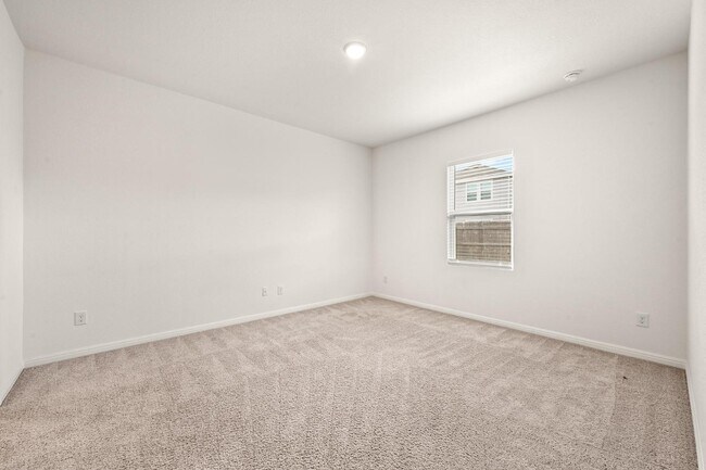 Building Photo - 473 Thistle Ln