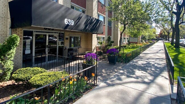 Building Photo - 639 W Grace St