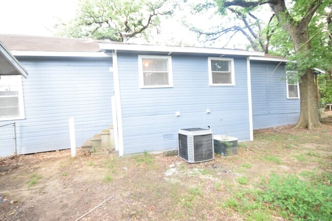 Building Photo - 2909 Bonham St