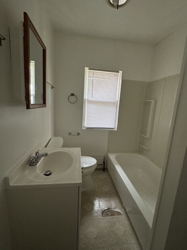 Building Photo - Spacious 2-Bedroom Apartment in Chicago Heights with Parking & Private Entrances