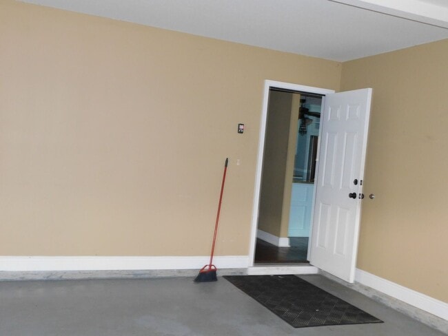 Building Photo - 4 bedroom in Crestwood-convenient location
