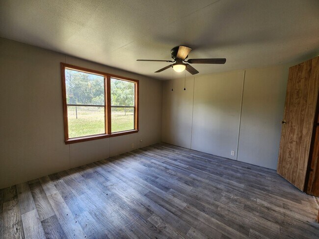 Building Photo - 3 bed, 2 bath on 1/3 Acre of FENCED land.