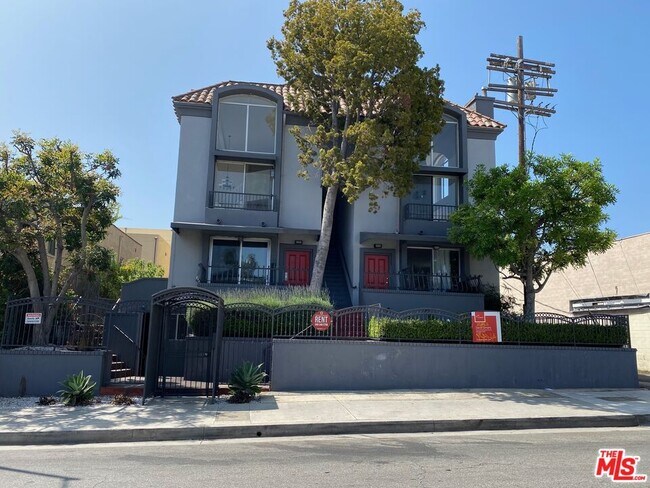 Building Photo - 1529 S Bundy Dr
