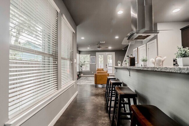 Building Photo - 2002 Rosewood Ave