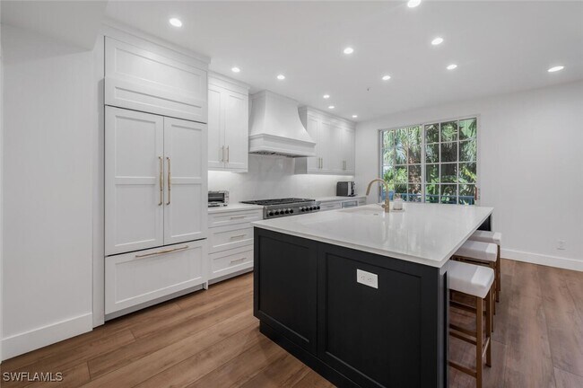 Building Photo - 888 10th St S