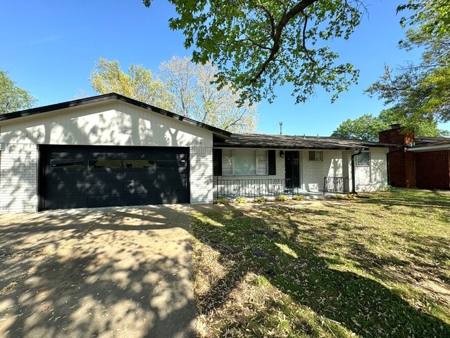 Building Photo - 1105 N Fern Ave