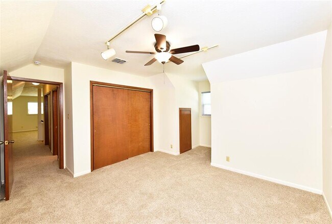 Building Photo - 1811 Laurel Oaks Dr