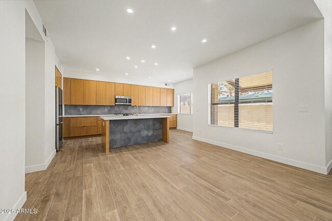 Building Photo - 2084 N Sunset Dr
