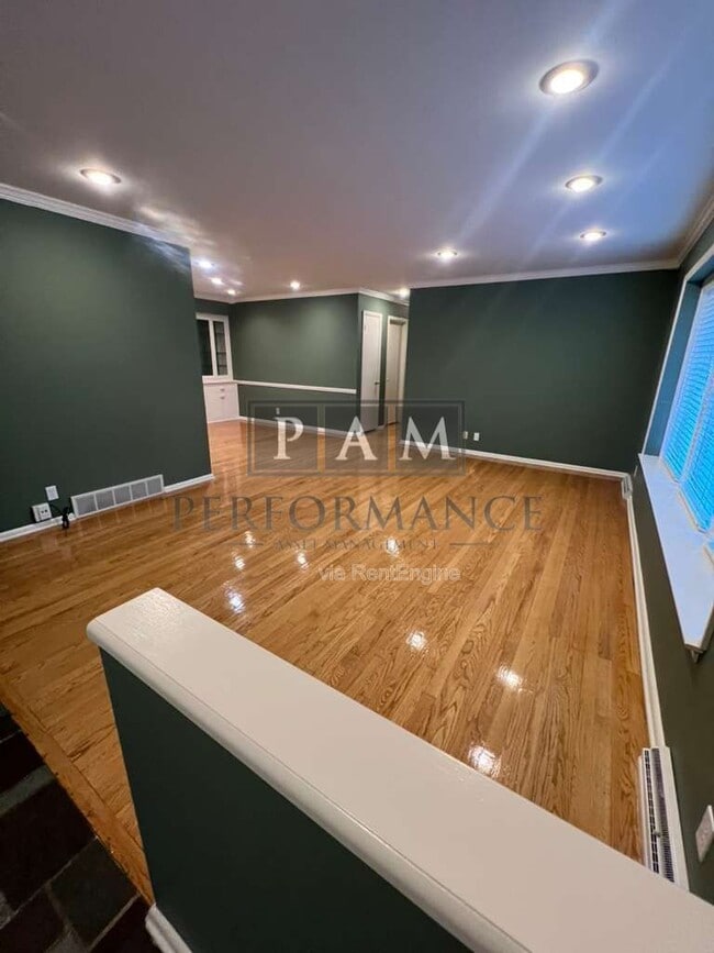 Building Photo - 8862 N Malibu Dr