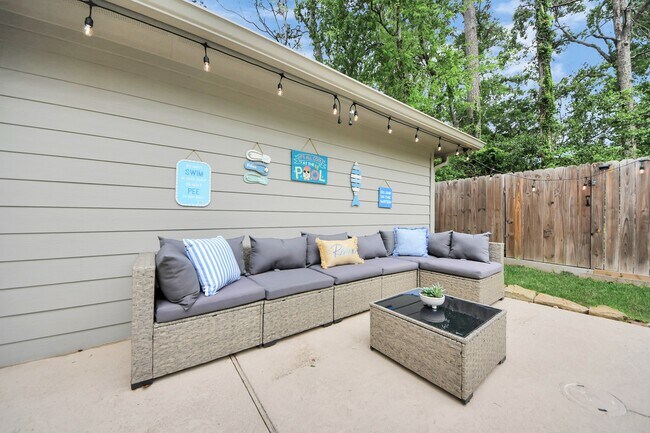 Building Photo - 563 Landfall Ln