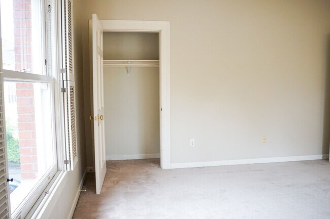 Building Photo - Spacious Nob Hill Historic Property with a...