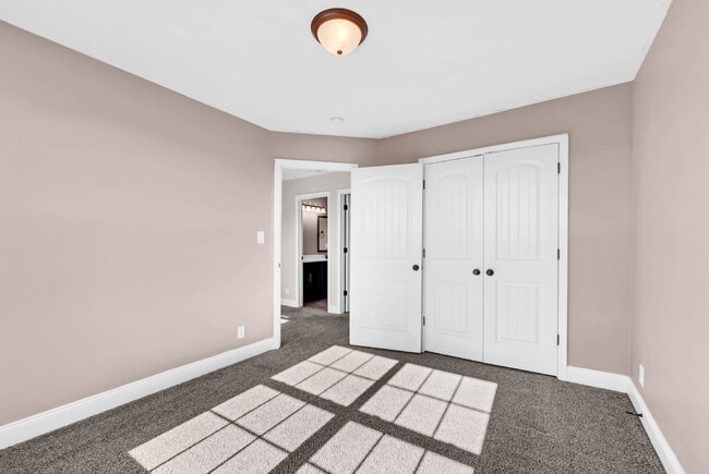 Building Photo - Close to Post and Move in Ready!