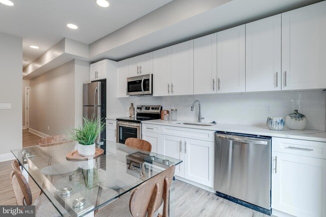 Building Photo - 1952 Bryn Mawr Ave