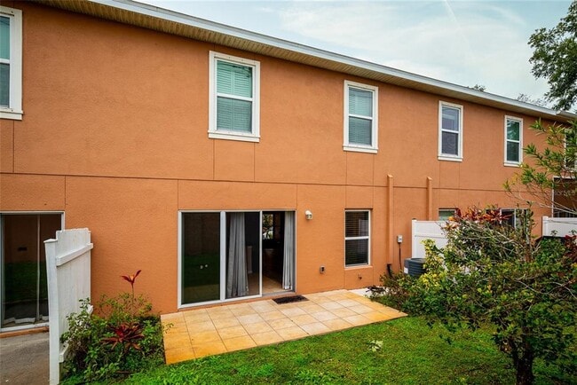 Building Photo - 1875 Sommarie Wy