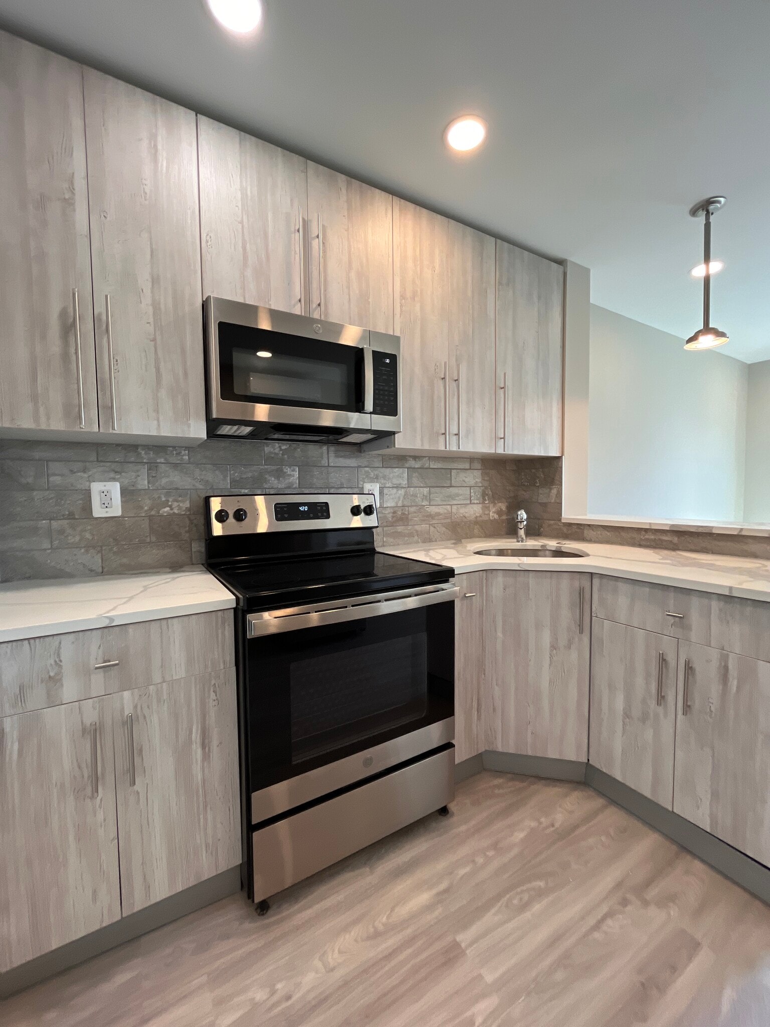 Building Photo - 101 S Victoria Ave