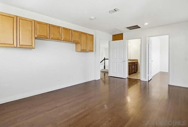 Building Photo - 1100 Corrales Ln