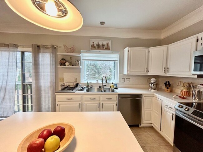 Building Photo - 5 Milestone Manor Ct