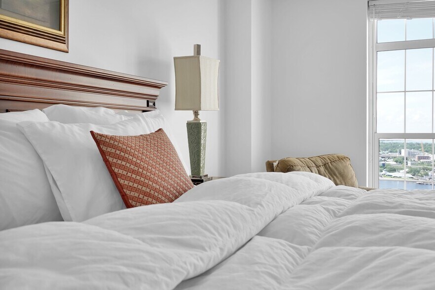 Building Photo - 400 E Bay St