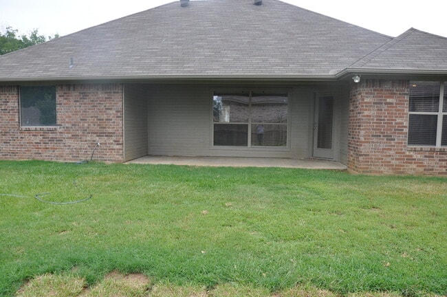 Building Photo - Coming Soon! Lovely 3 Bedroom 2 Bath Home ...