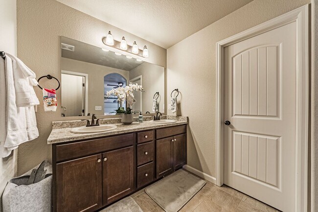 Building Photo - Cozy Fully Furnished  COS Townhome