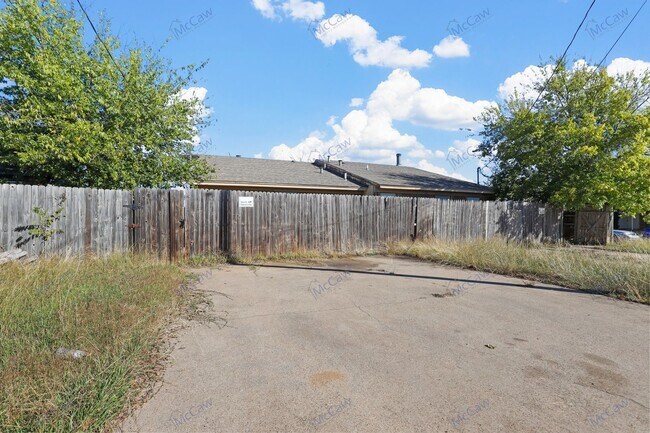 Building Photo - Cute 2/2 Duplex in Fort Worth!