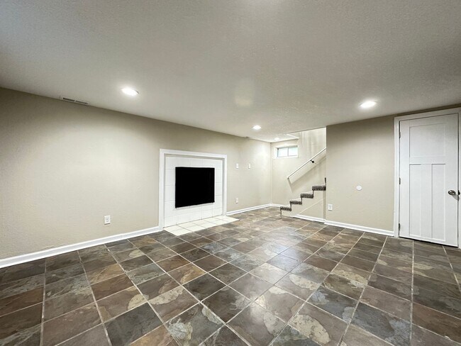Building Photo - 3 Bedroom 1.5 Bathroom Finished Basement 2...