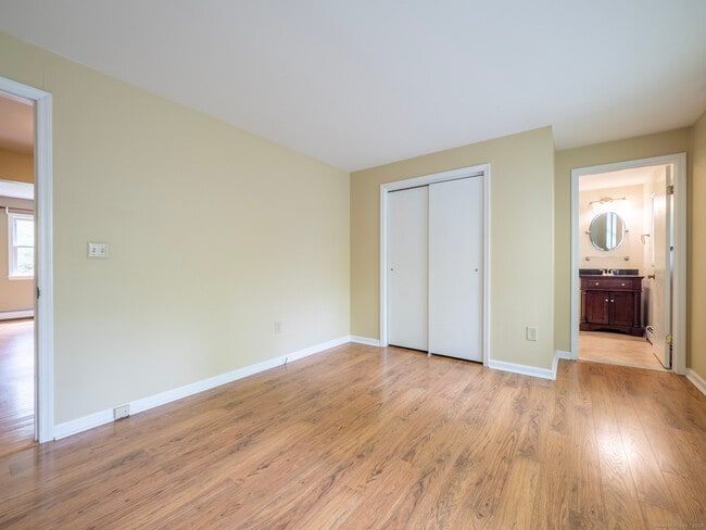 Building Photo - 21 Simpaug Turnpike