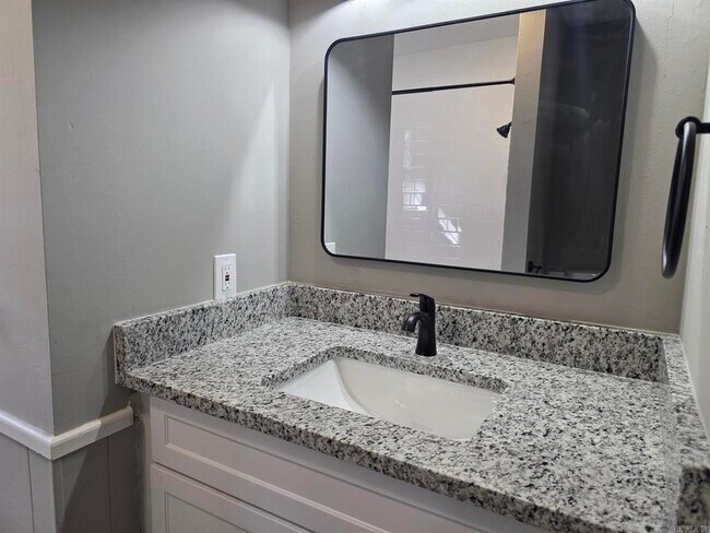 Building Photo - 216 Windhill Dr