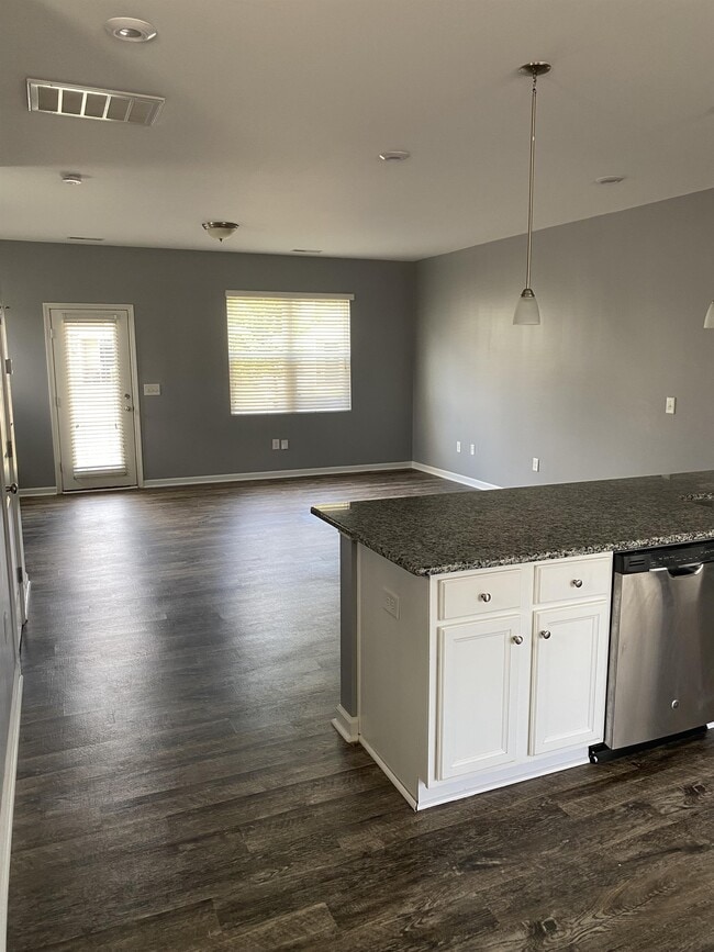 Building Photo - 8960 Commons Townes Dr