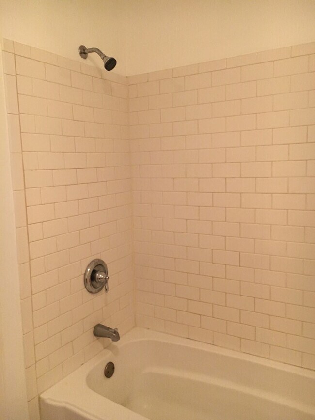 Building Photo - 925 Magnolia St SE