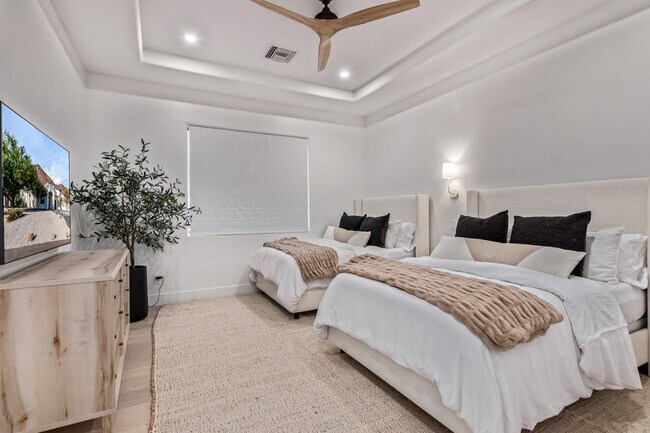 Building Photo - 5316 E Royal View Dr S