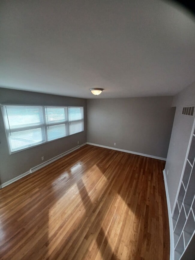 Building Photo - Don't miss out on this great Duplex!