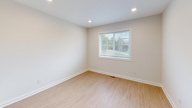 Building Photo - 908 Willow Pl