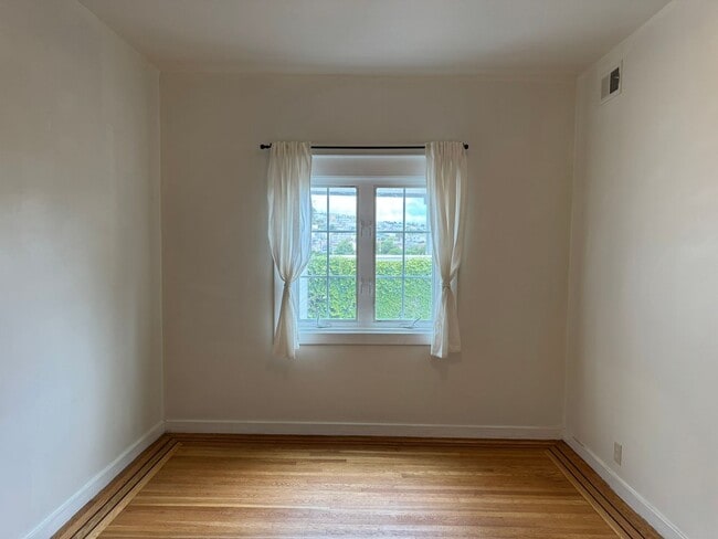 Building Photo - 1 Bed 1 Bath in Portola