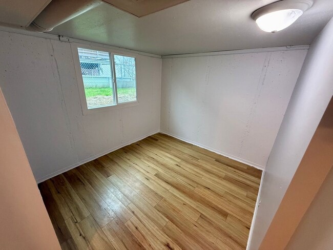 Building Photo - 3 Bedroom, 2 Bathroom WITH a Move in Special!