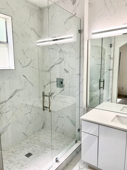 Building Photo - 4950 White Mangrove Way E