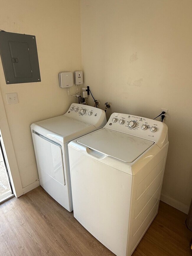 Building Photo - Beautifully remodeled apartment