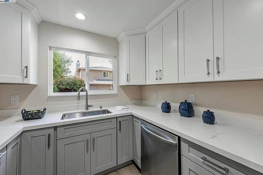 Building Photo - 7516 Silvertree Ln