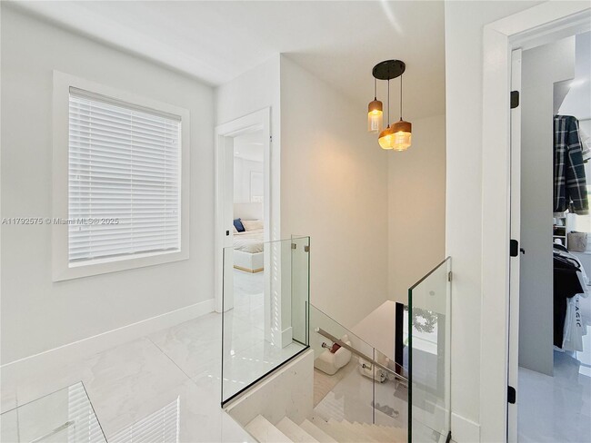 Building Photo - 927 SW 18th Ave
