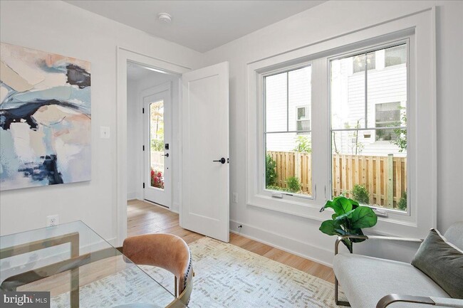 Building Photo - 909 N Irving St