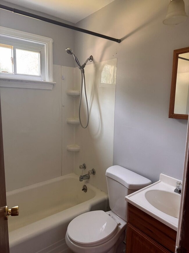 Building Photo - 2 Bedroom Home For Rent